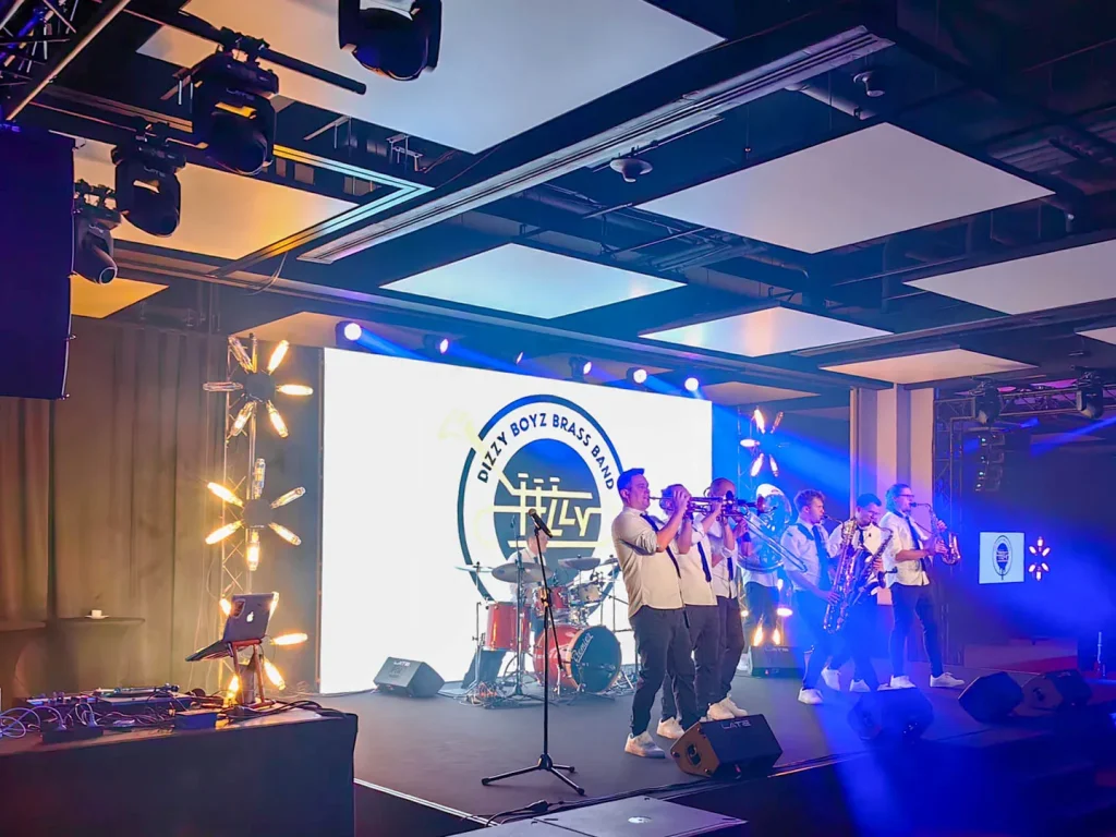 Zespół muzyczny na scenie z ekranem LED