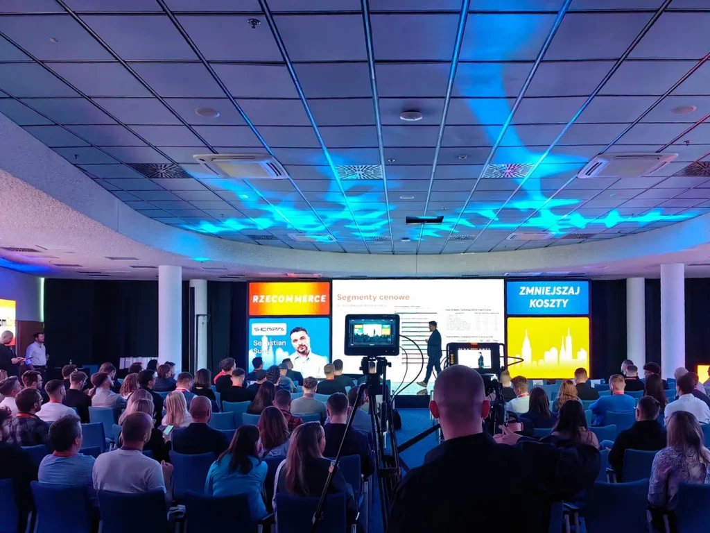 Sala konferencyjna z ekranami LED i oświetleniem dekoracyjnym