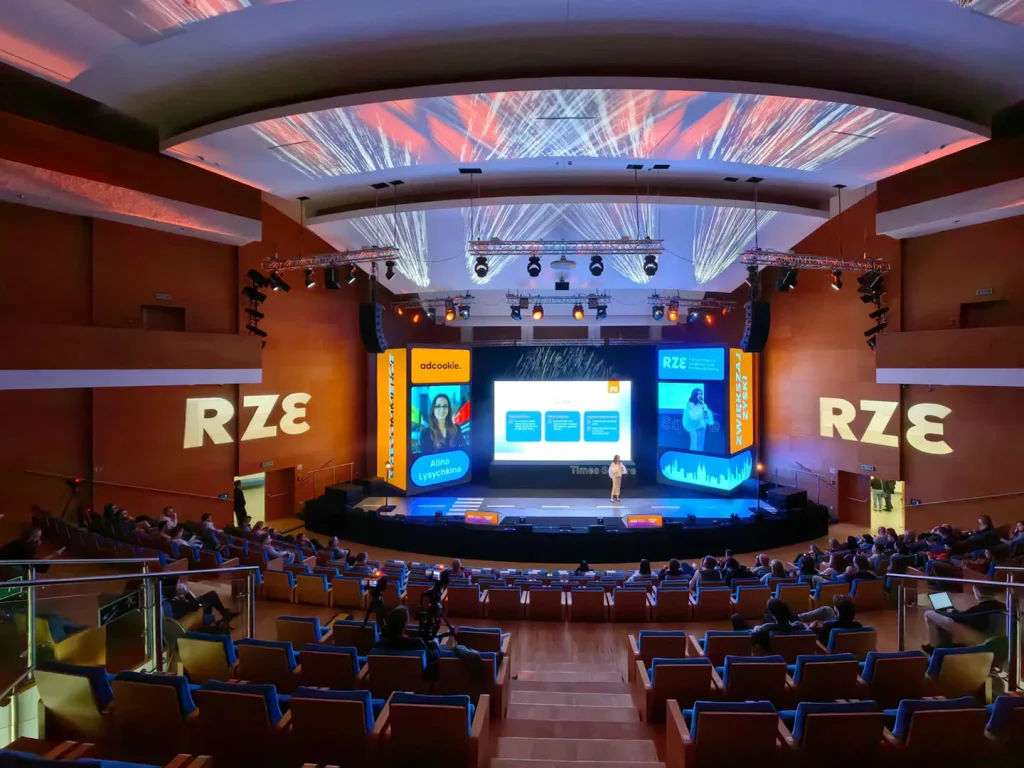 Duża scena z ekranami LED — konferencja RZE