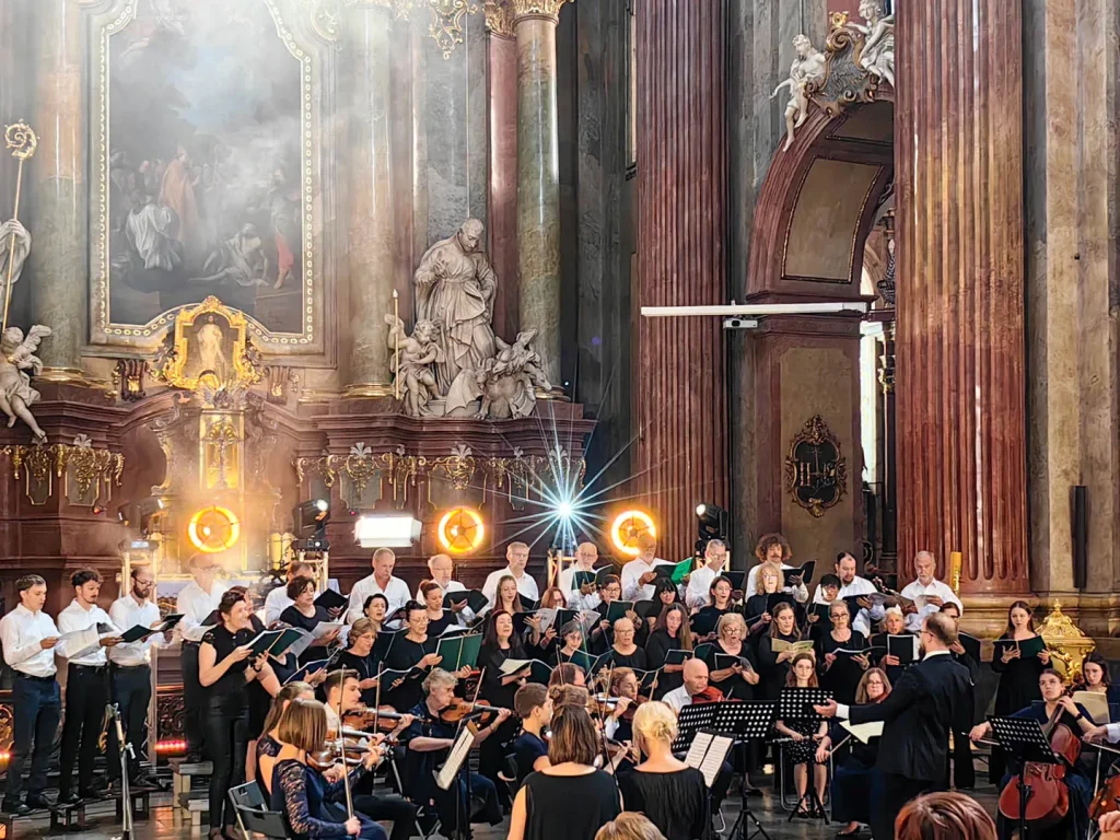 Chór i orkiestra — oświetlenie architektoniczne