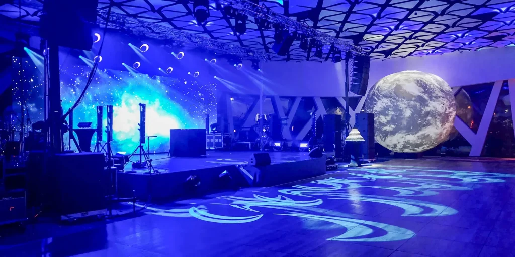 Scena, ekrany led, oświetlenie sceniczne