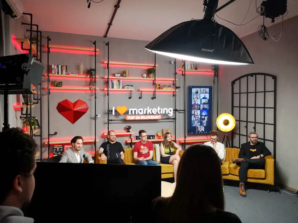 Studio nagraniowe, sofa, goście programu